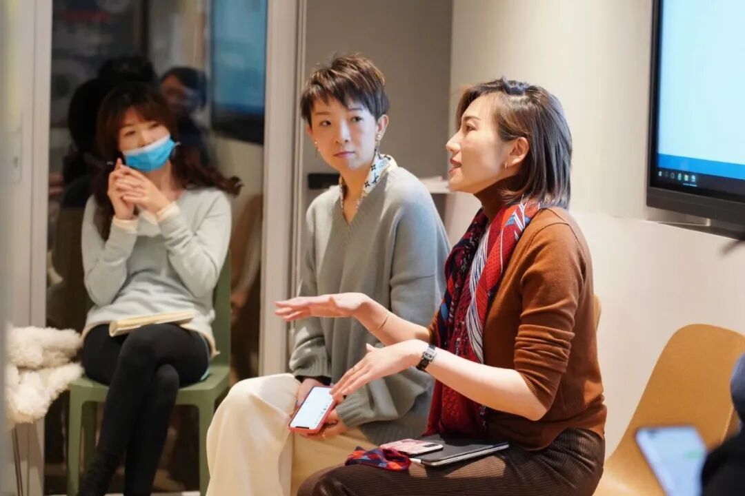 FreeS Fund HR lead Qiu Qiu (second from left) and Pu Wenling (third from left) sharing insights with CEOs.